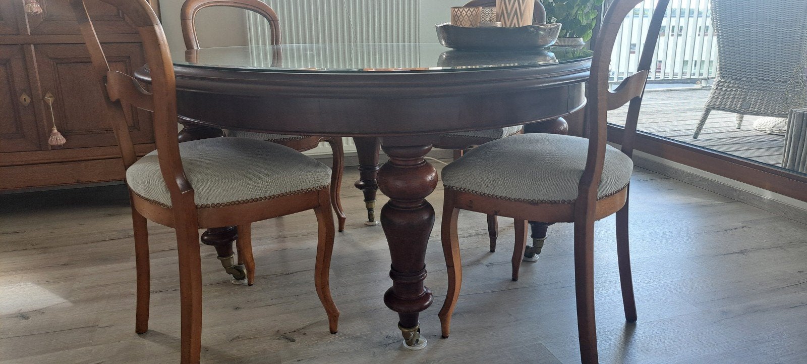 Table Louis Philippe en acajou de 1,50 m de diamètre, Enlèvement