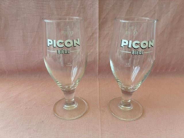 2 verres à bière Picon sur pied, texte blanc avec bordure..., Enlèvement ou Envoi, Comme neuf, Ustensile