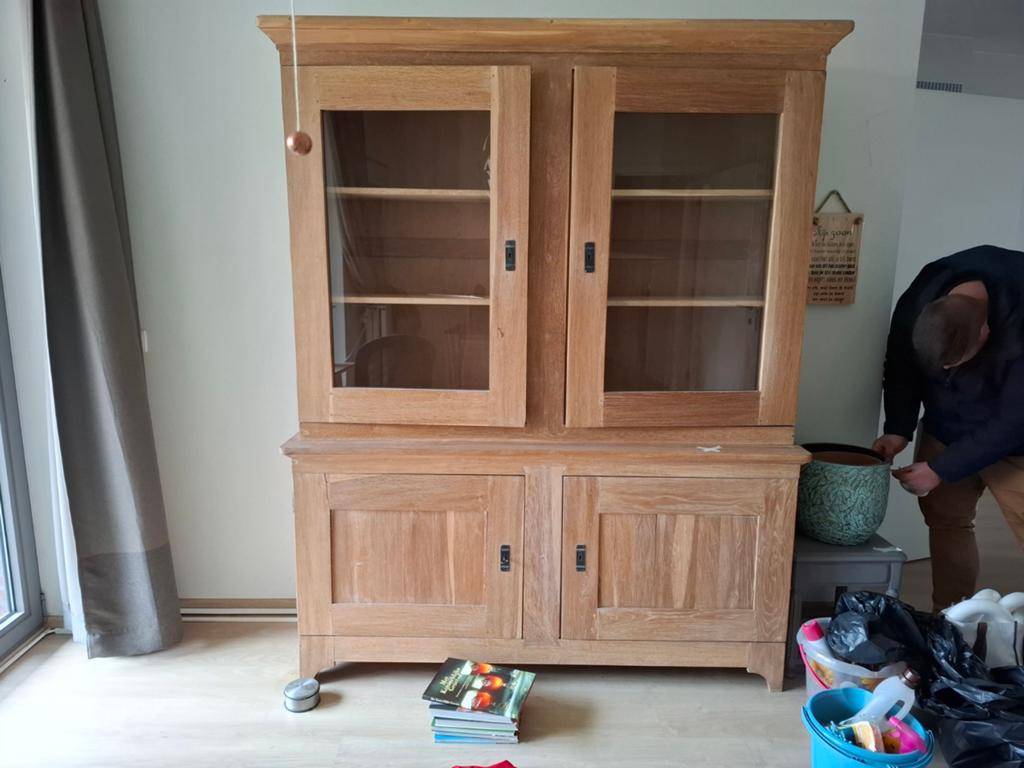 Eikenhouten kast, Ophalen