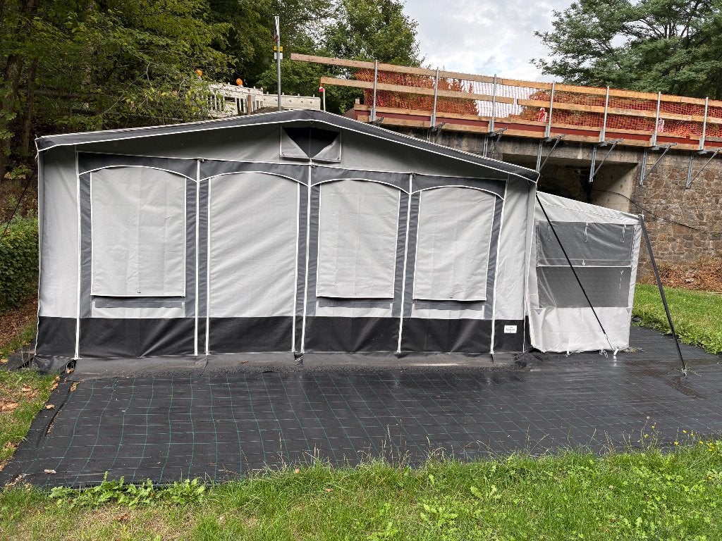 Mooie caravan met nieuwe voortent met bijkeuken,, Omvormbare zithoek, Particulier, Eriba, Serviceluik