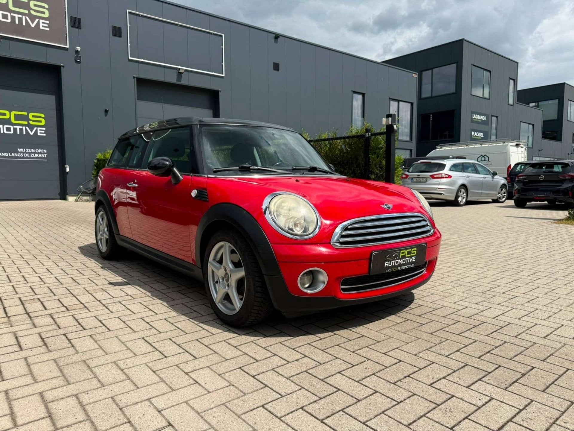MINI Cooper Clubman 1.6 Benzine / 120 pk / 177.000 km / 12 m, Autos, Mini, Rouge, Boîte manuelle, Entretenue par le concessionnaire
