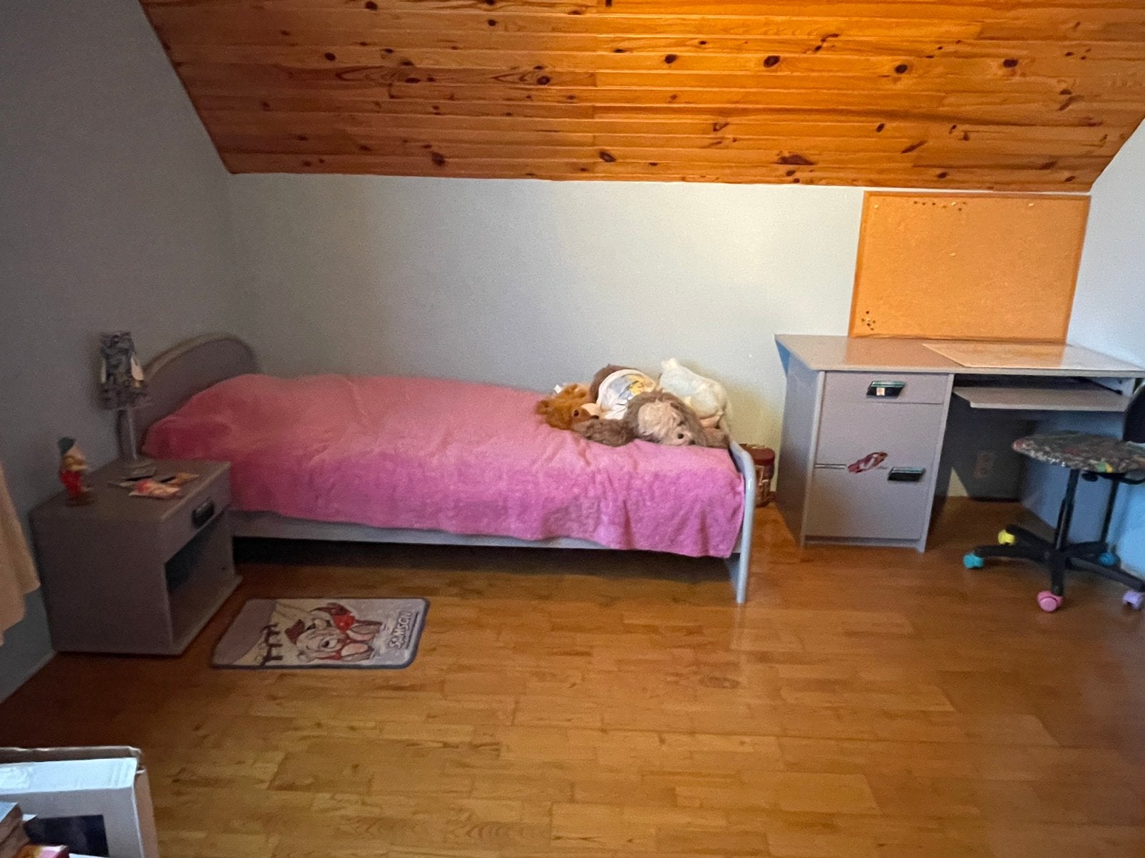 Eenpersoons bed met nachtkastje, bureau en commode, Ophalen, Eenpersoons