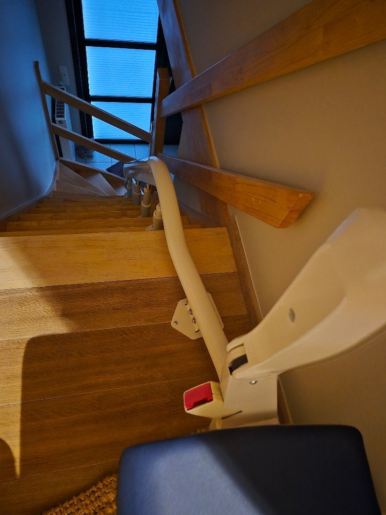 Traplift Otolift goed onderhouden, Ophalen, Zo goed als nieuw, Met bocht
