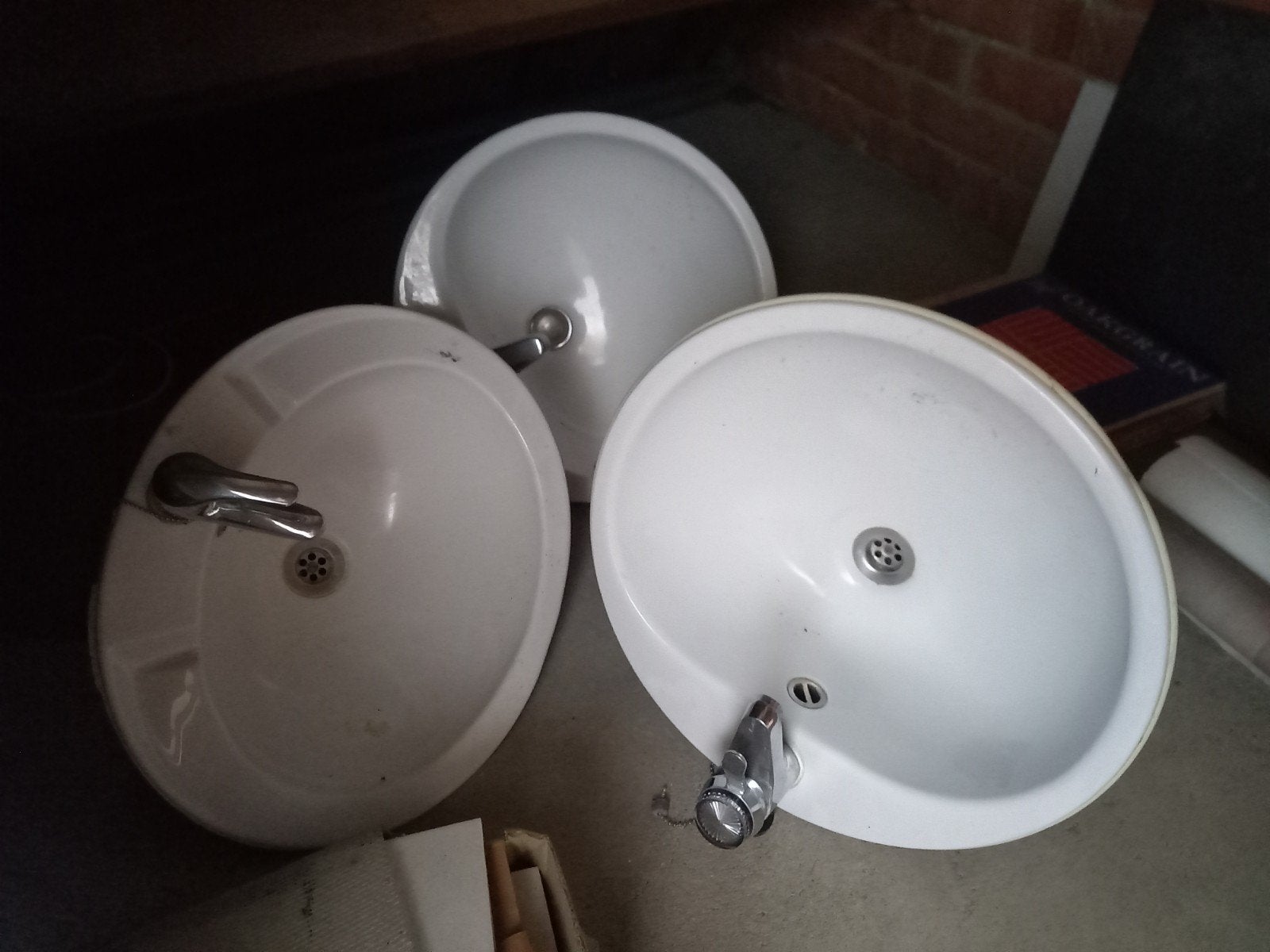 Porseleinen lavabo ´s, Enlèvement