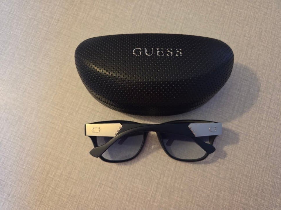 Guess vintage zonnebril in hardcase., Ophalen of Verzenden, Zo goed als nieuw, Zonnebril