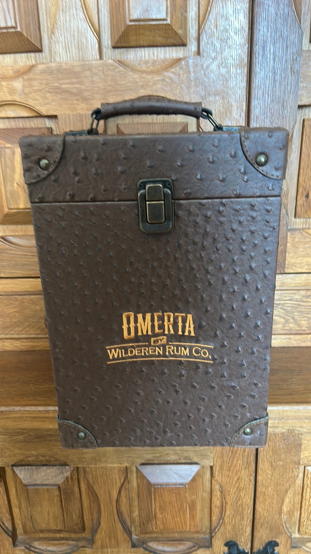 bruine leren hoes is een Omerta Rum Wilderen Rum Co., Muziek en Instrumenten, Ophalen of Verzenden, Zo goed als nieuw
