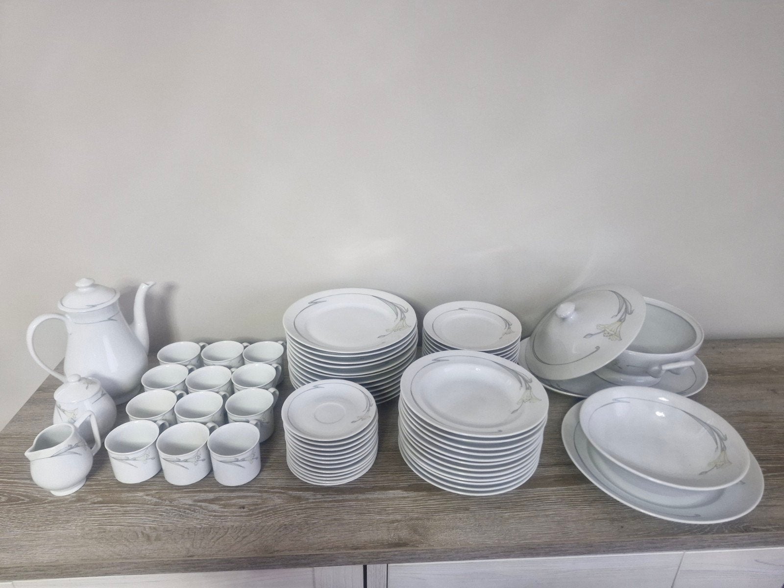 Complete eetservies voor 12 personen, Ophalen