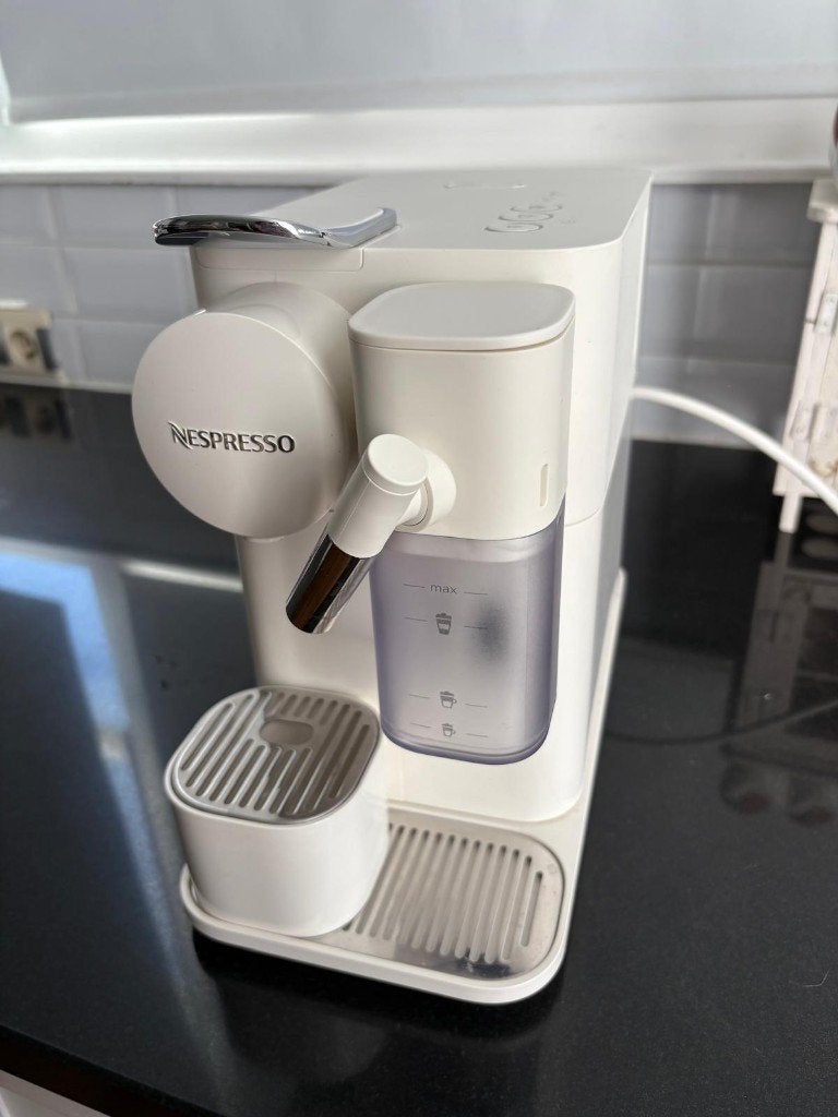 De'Longhi Nespresso Lattissima blanc, Electroménager, Machine à espresso, Réservoir d'eau amovible, Dosettes et capsules de café