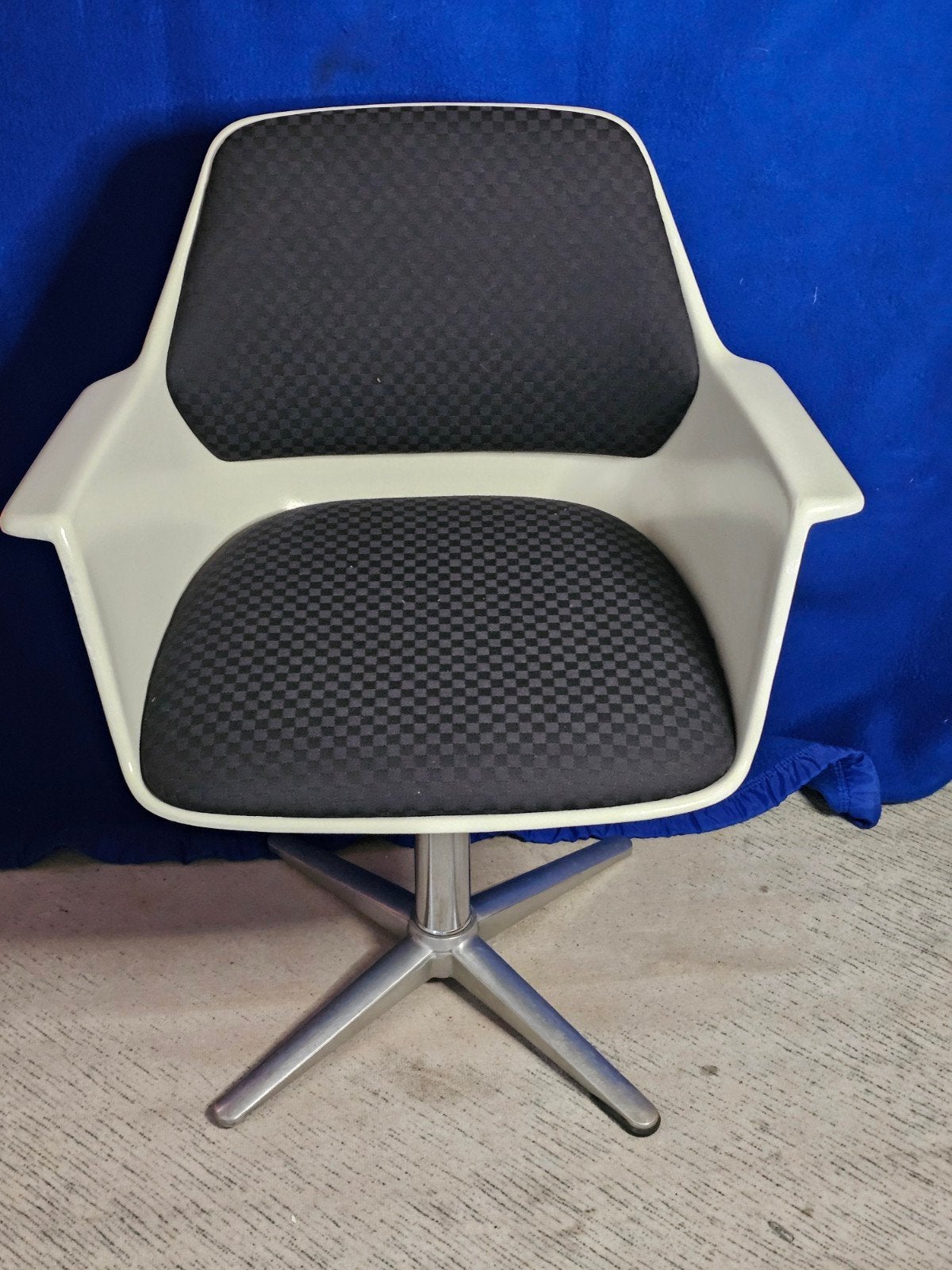 Chaise pivotante Wilkhahn de Georg Leowald, Enlèvement