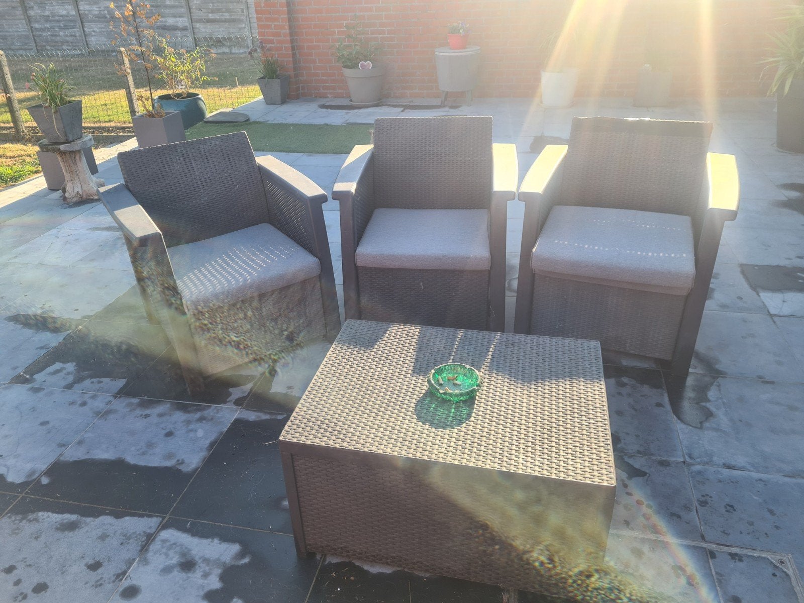 nog mooie lounge 3 x 1zit en tafeltje, Ophalen