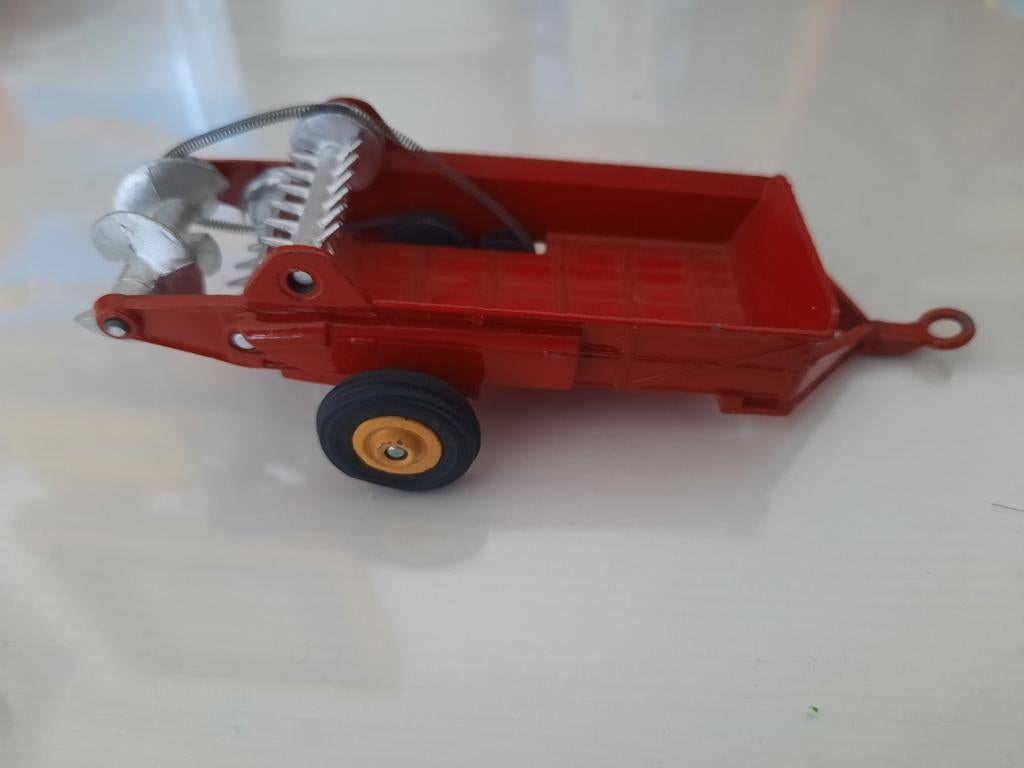 Dinky Toys Massey Harris Manure spreader, Ophalen of Verzenden, Gebruikt, Tractor of Landbouw