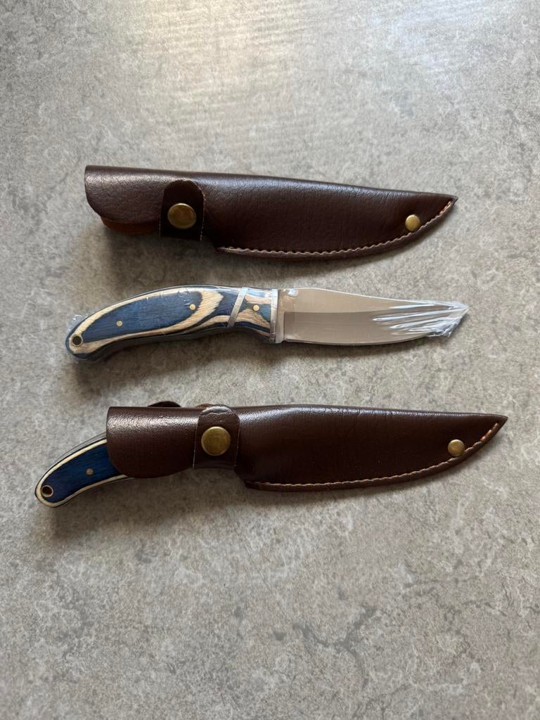 2 nieuwe zakmessen in lederen hoes, Caravans en Kamperen, Kampeergereedschap, Ophalen of Verzenden, Zo goed als nieuw