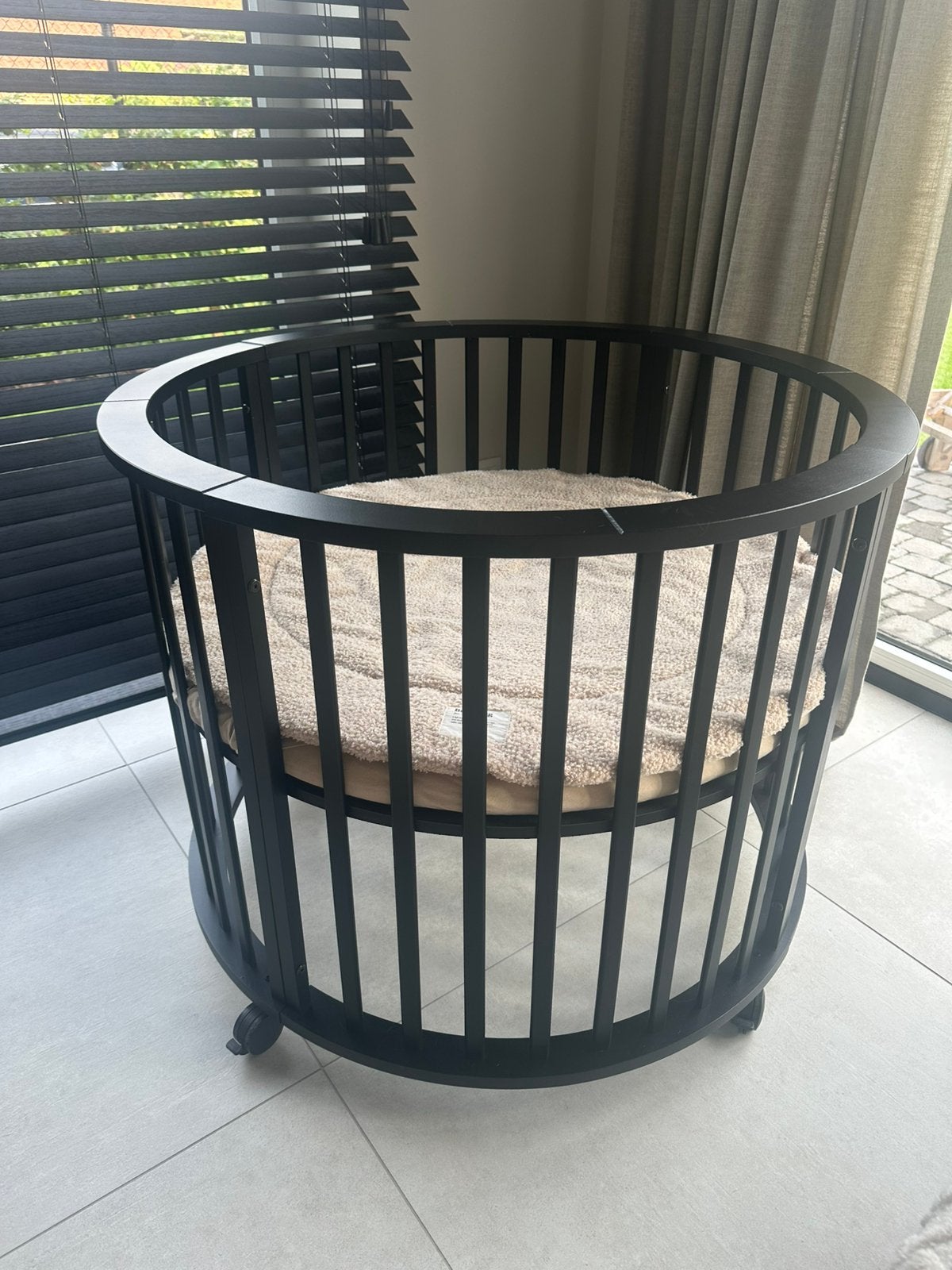 Europe Baby Box Circa III Mat Zwart, Kinderen en Baby's, Babyparken, Ophalen, Zo goed als nieuw, Rond, Boxkleed