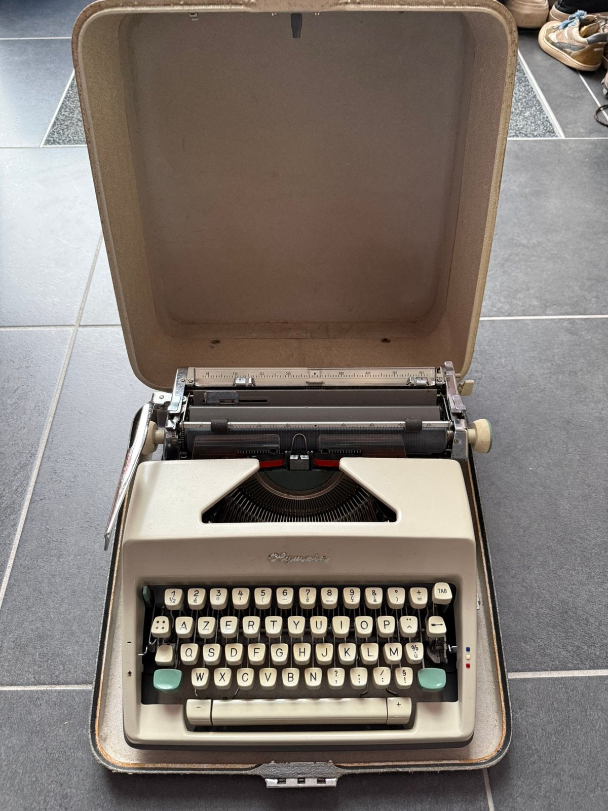 Vintage Typemachine Olympia SM8 / Monica (AZERTY) & Koffer, Ophalen of Verzenden, Zo goed als nieuw