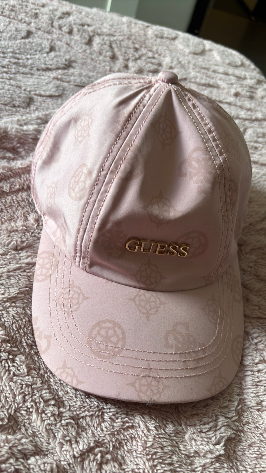 Casquette Guess rose, Vêtements | Femmes, Chapeaux & Casquettes, Enlèvement, Comme neuf, Casquette
