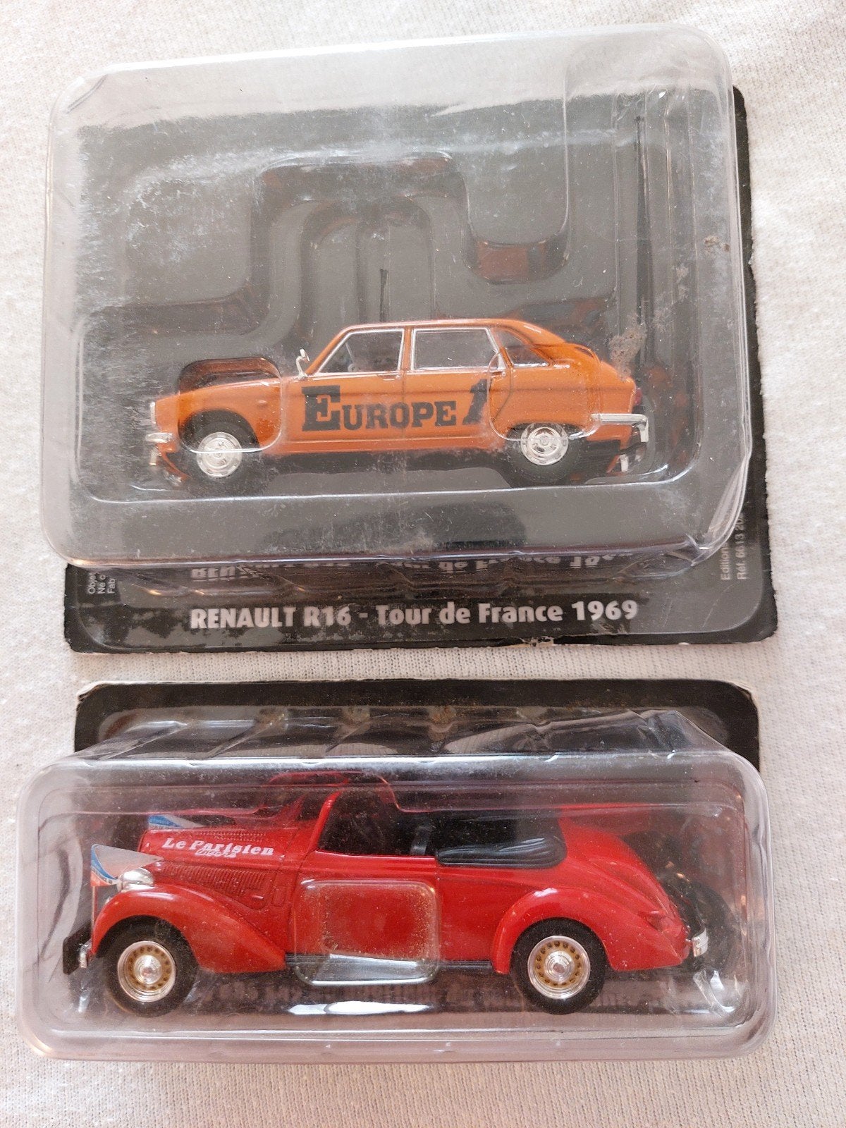2 miniatuur wielrenners volgwagens  Tour du France, Verzenden
