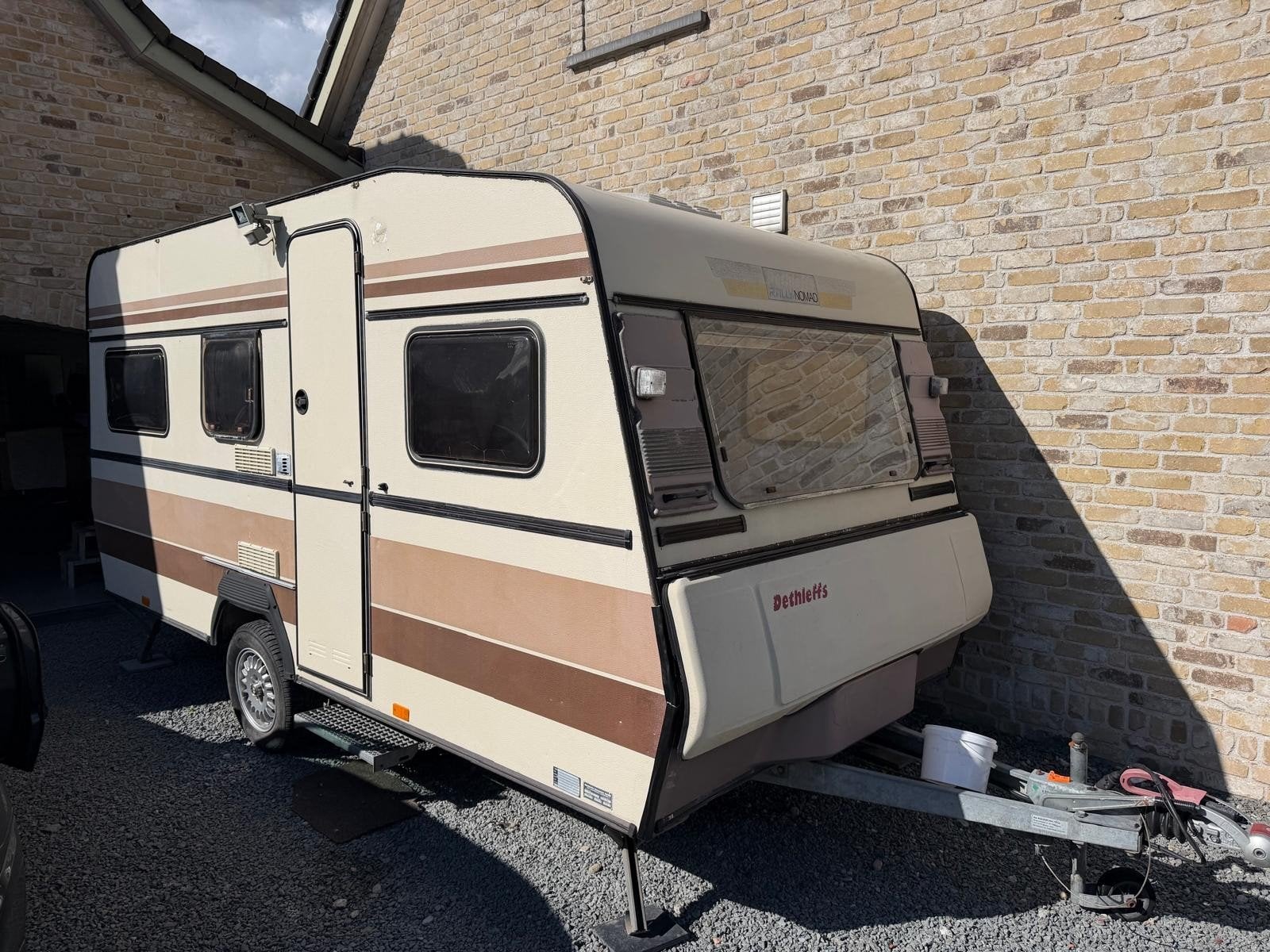 Te koop: Charmante retro caravan in renovatie – €2200, Caravans en Kamperen, Caravans, Particulier, Koelkast