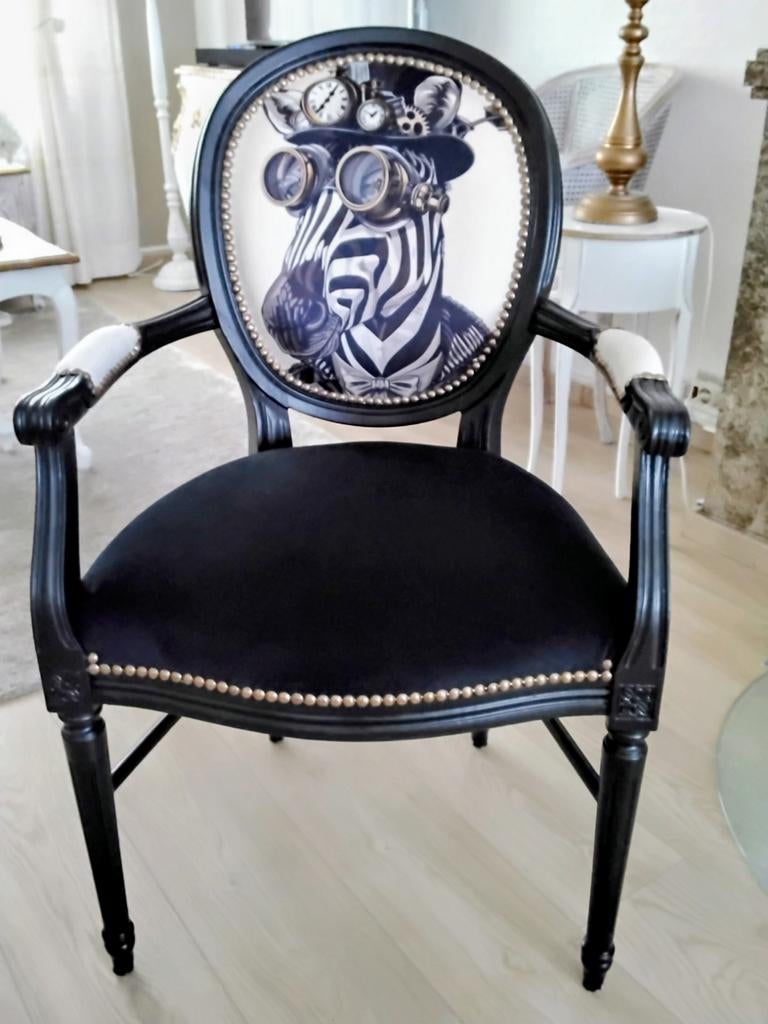 Exclusieve make-over voor deze medaillon-cabriolet, Antiek en Kunst, Antiek | Meubels | Stoelen en Sofa's, Ophalen