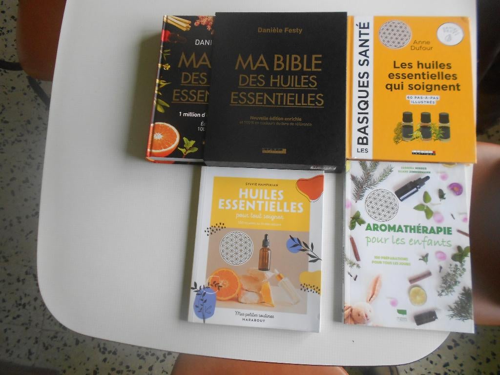 4 livres D'AROMATHERAPIE acheter 90 euros vend 45 euros, Boeken, Essays, Columns en Interviews, Ophalen of Verzenden, Zo goed als nieuw