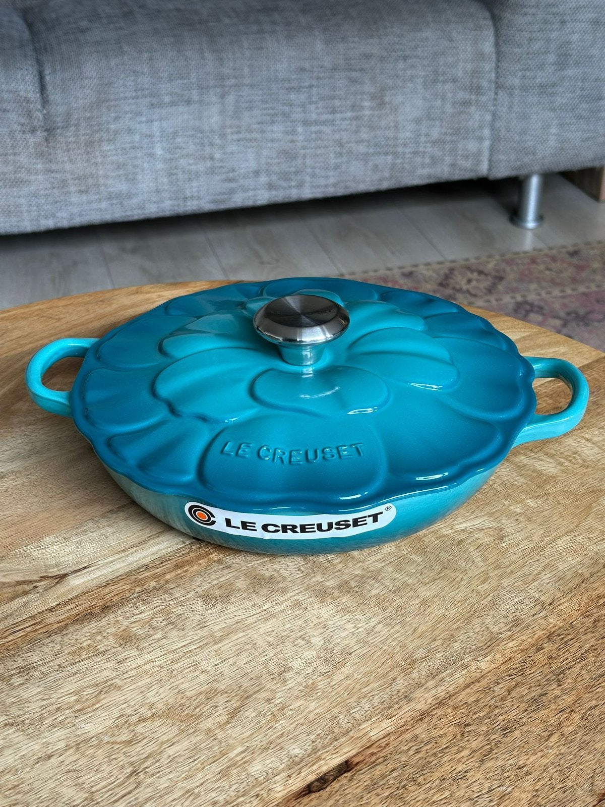 Fleur Campagnard Le Creuset 26 cm — Bleu Riviera, Maison & Meubles, Cuisine | Casseroles & Poêles, Comme neuf, Fonte, Le Creuset