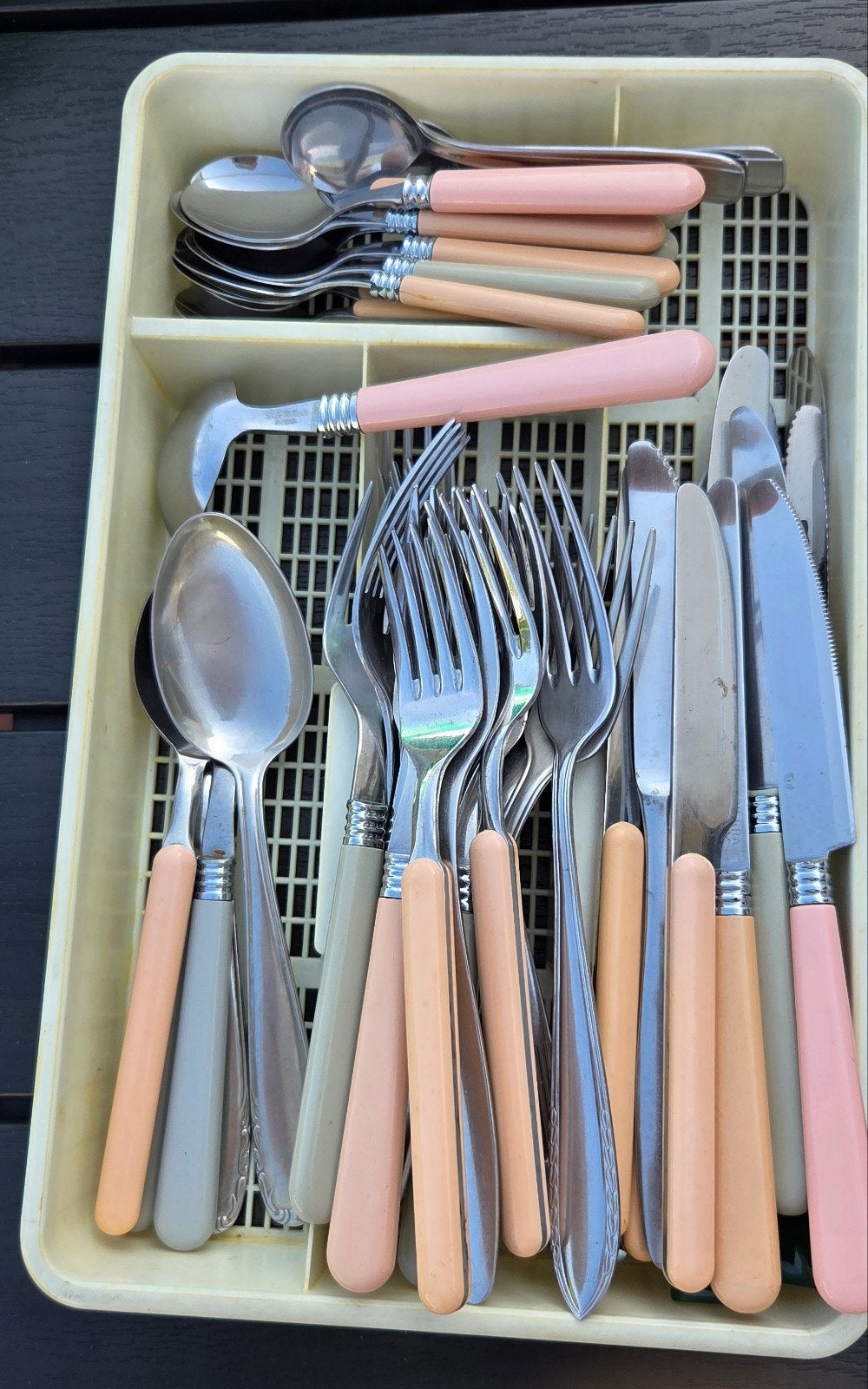 Grote set bestek, Ophalen