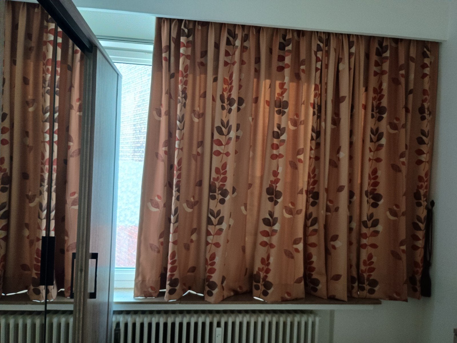 Verduisterende okerkleurige met bruin drapperie ., Ophalen, Bruin