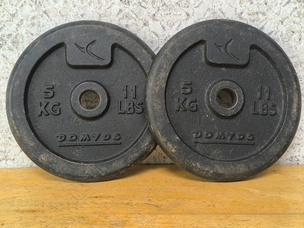 2 x Domyos 5kg halterschijven. 2,8cm., Sport en Fitness, Ophalen, Gebruikt, Benen, Halterschijven
