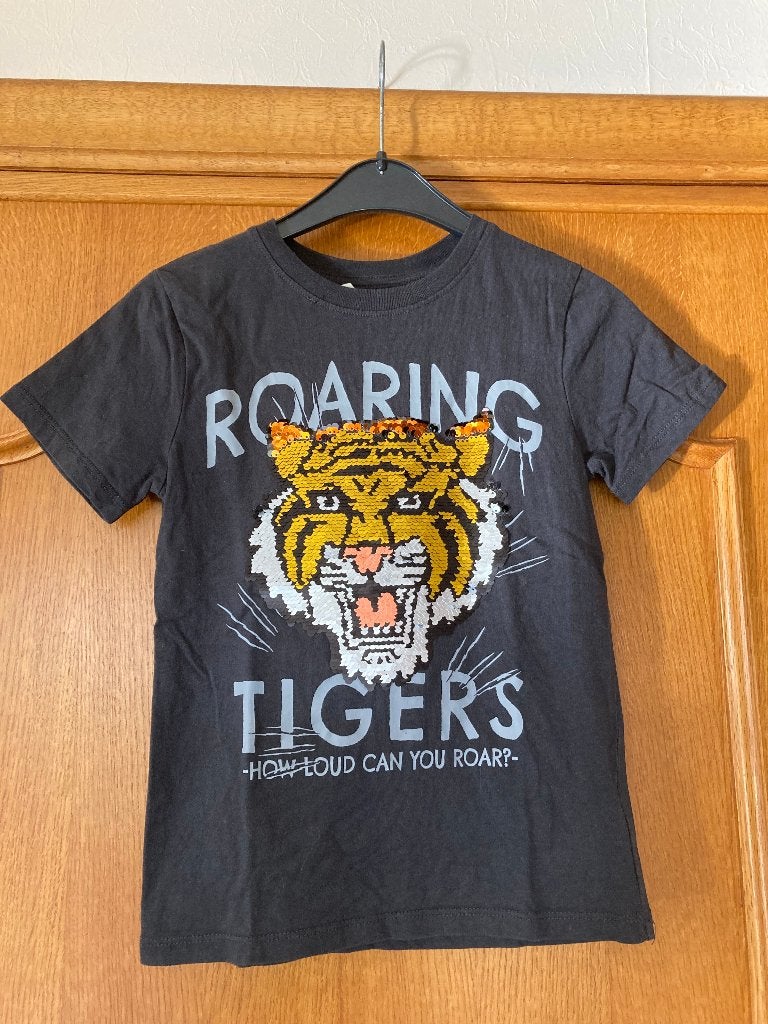 Zwart t-shirt met tijgerhoofd in pailletjes, H&M, 122-128, H&M, Ophalen of Verzenden, Zo goed als nieuw, Shirt of Longsleeve