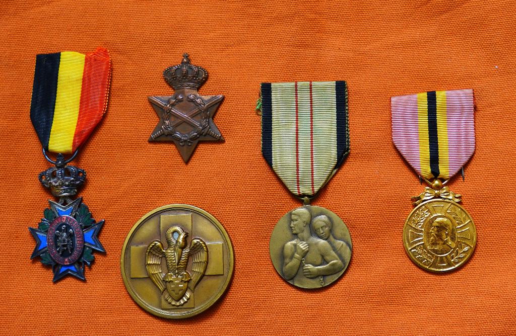 Medailles, onderscheidingen, militaria, rode kruis, Ophalen of Verzenden, Landmacht, Embleem of Badge