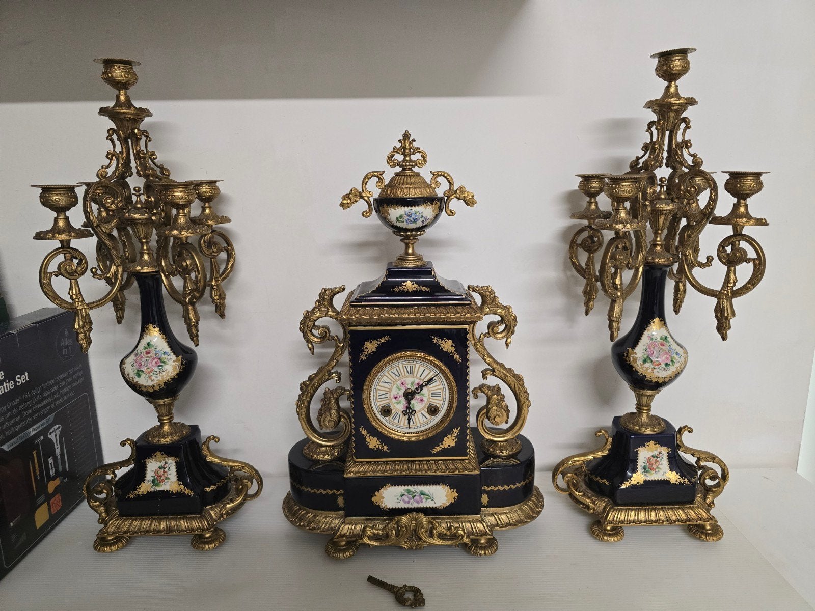 Schouwgarnituur porselein in Sèvres-stijl / Brons, Antiek en Kunst, Ophalen