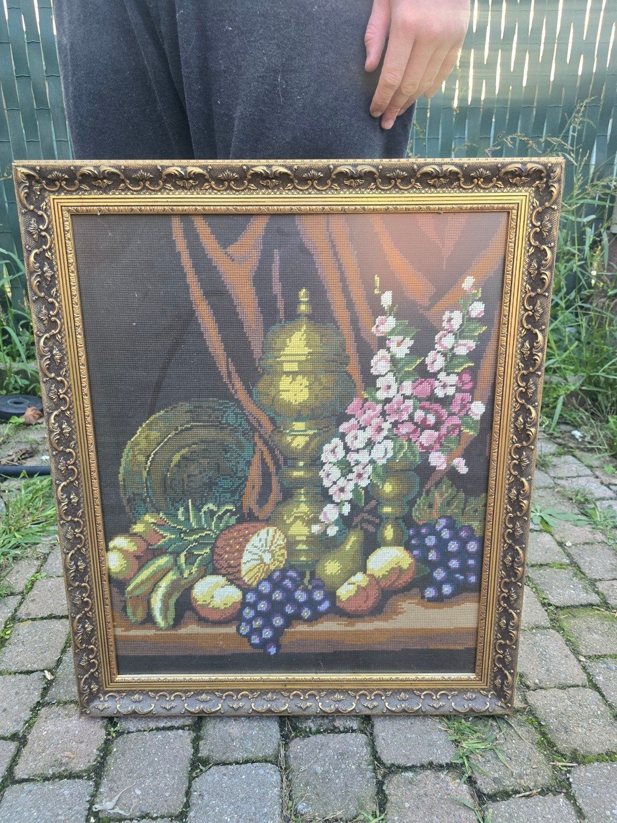 Vintage borduurwerk – stilleven met fruit, koperen kan, Klassiek, Print, Ophalen, Bloemen