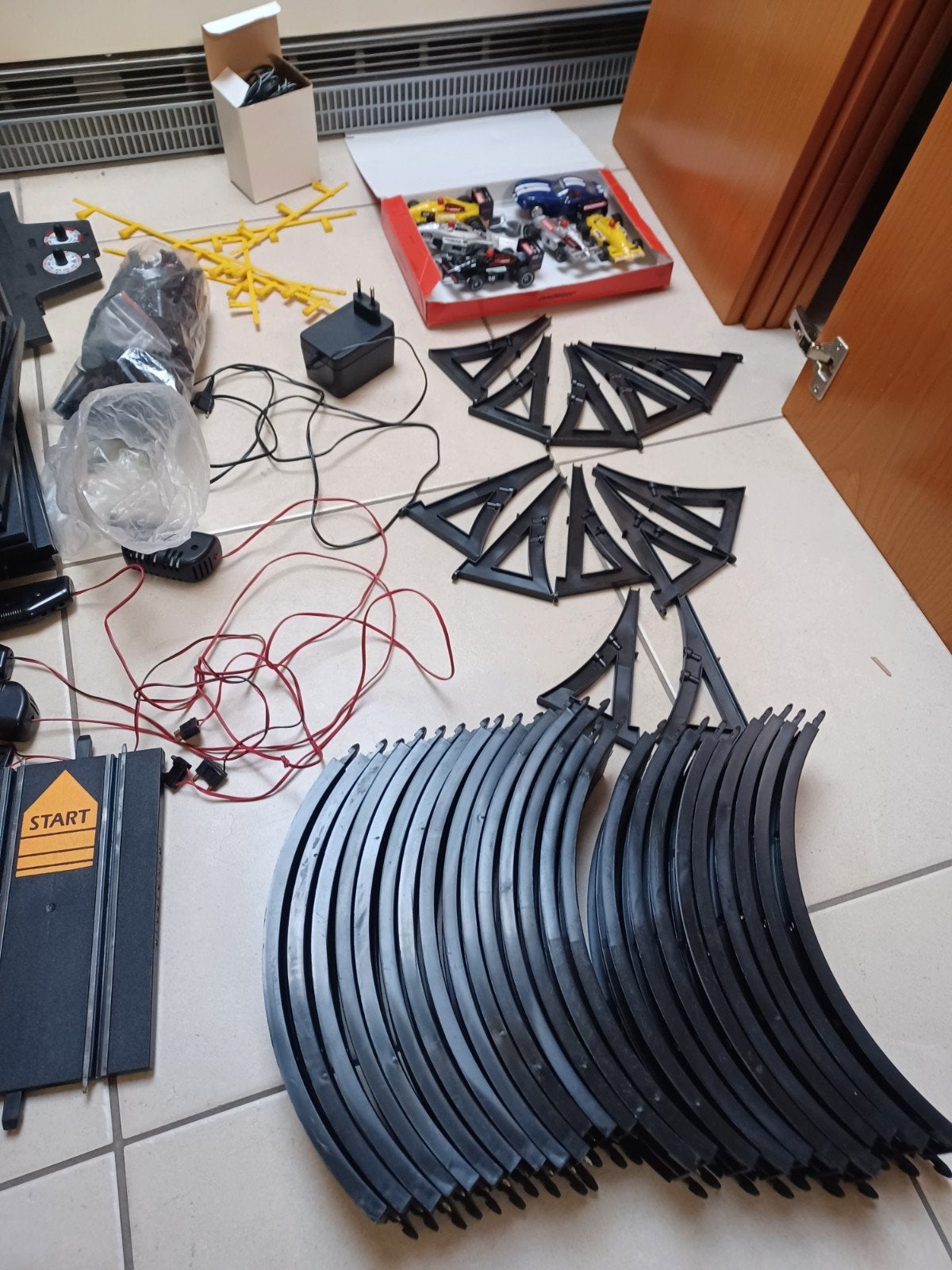 Circuit de voitures Carrera avec voitures et accessoires, Enfants & Bébés, Enlèvement