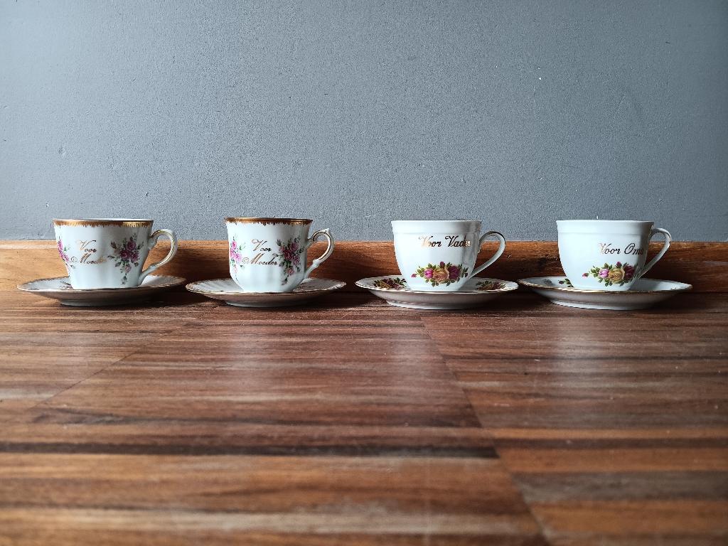 Set van 4 oude kopjes met schotel 'voor moeder/vader/oma', Ophalen of Verzenden
