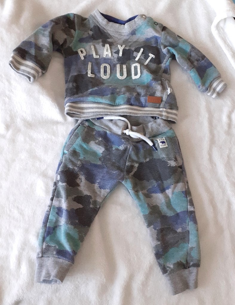 Baby setje camo play it loud Feetje 74, Enlèvement ou Envoi, Neuf, Garçon ou Fille, Ensemble