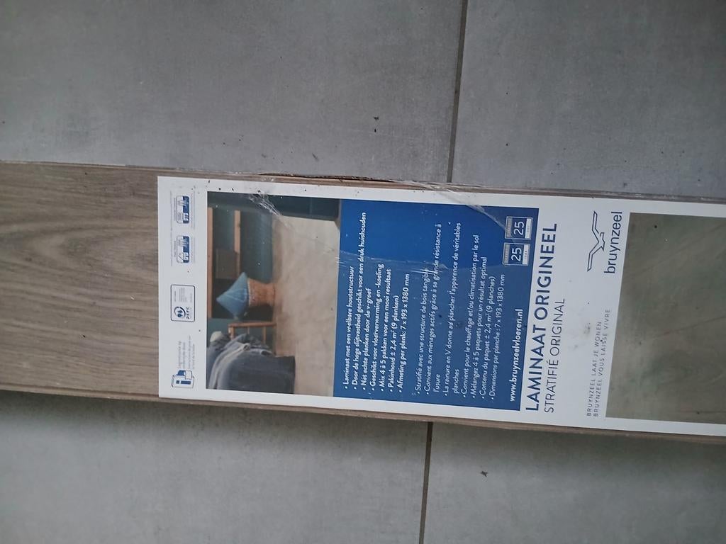 19.2 m2 de parquet stratifié neuf Bruynzeel