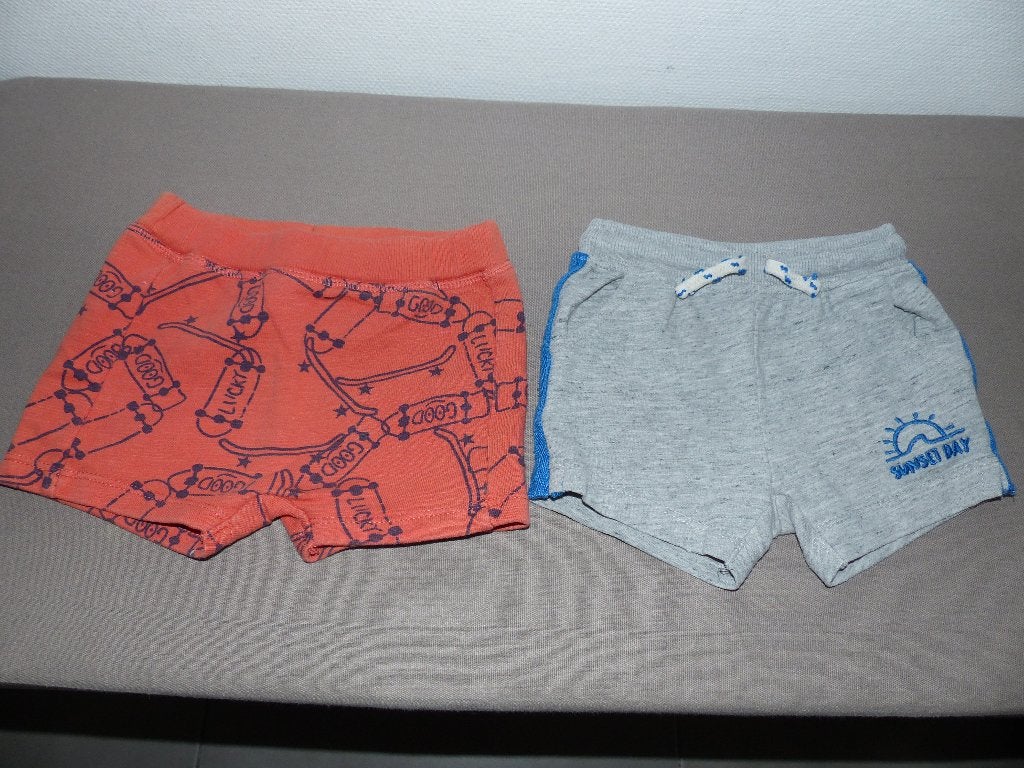 Zara 2 shortjes - maat 68 - samen € 3, Kinderen en Baby's, Babykleding | Maat 68, Broekje, Ophalen of Verzenden, Zo goed als nieuw