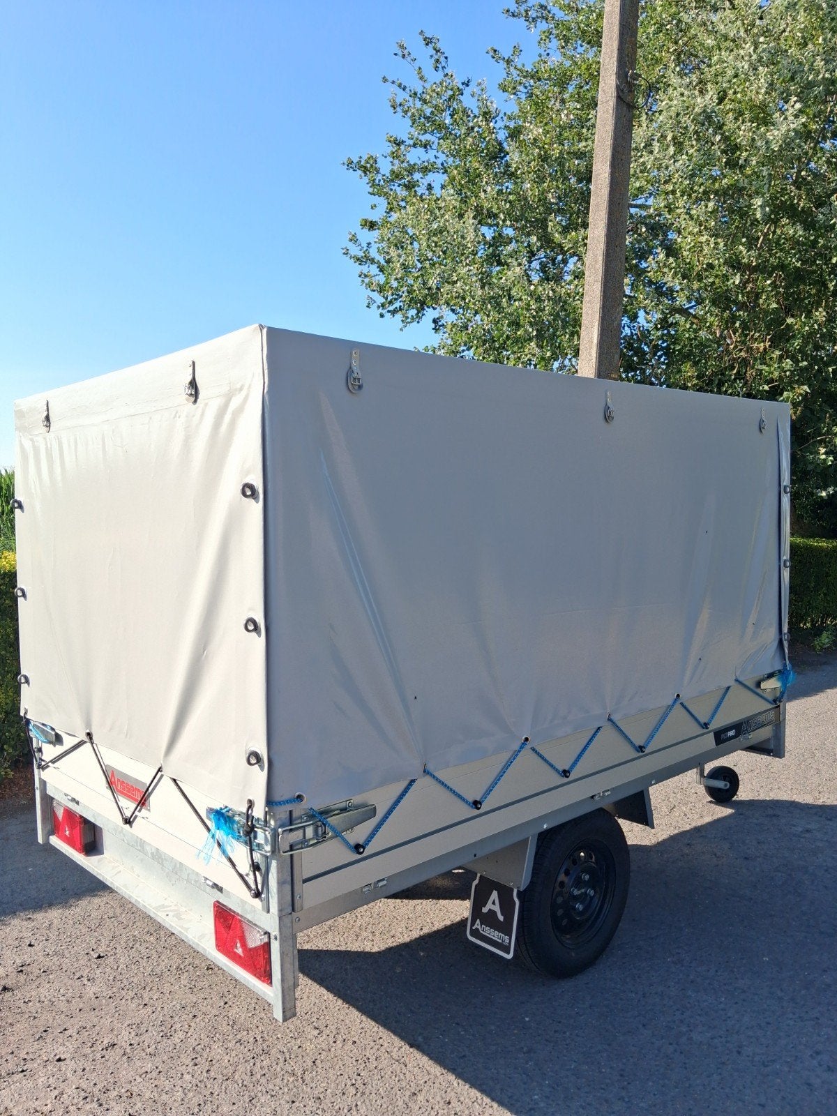 NIEUWE plateau/gesloten aanhanger 750kg 2m50 x 1m52 x 1m30!, Ophalen, Nieuw