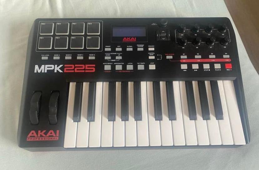 AKAI MPK 225, midi keyboard, Muziek en Instrumenten, Ophalen, Zo goed als nieuw