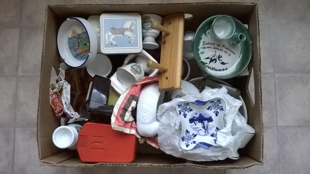 Verschillende rommelmarkt dozen, Ophalen