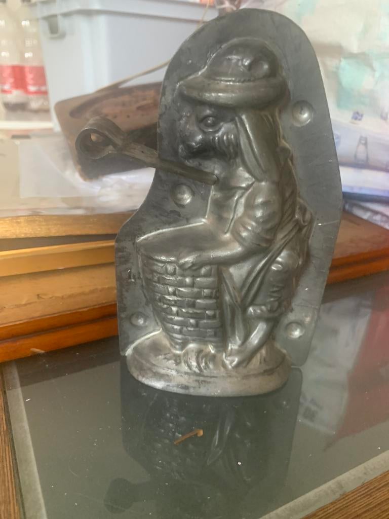 Antieke chocolade vorm konijn met wasmand, Verzenden, Zo goed als nieuw