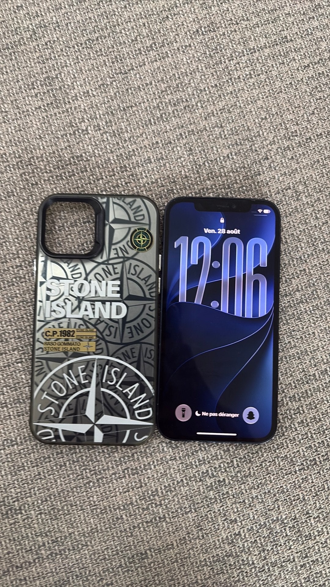 Iphone 12 avec sa coque stone island, Autres matériaux, Résistant aux rayures, IPhone 12, Utilisé