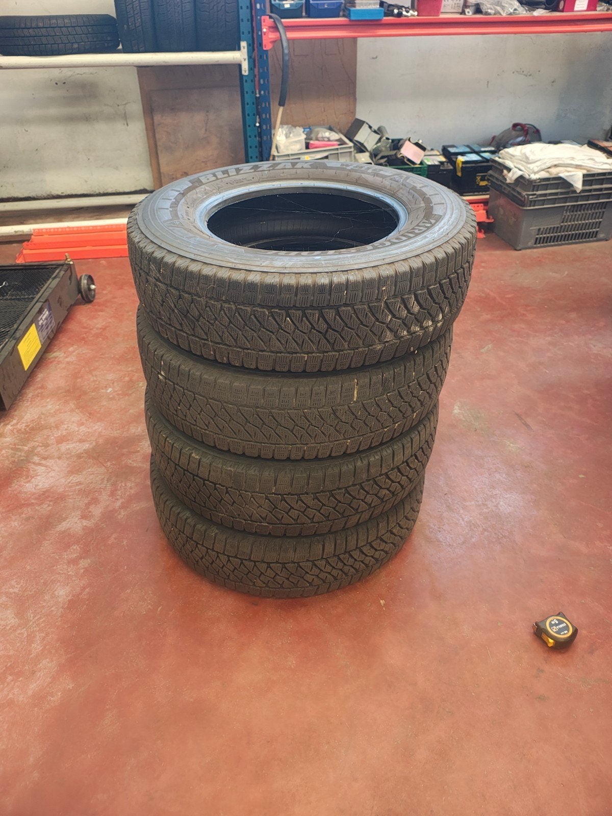 set bridgestone winterbanden 215/75R16, Enlèvement