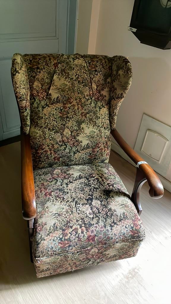 Fauteuil ancien, Enlèvement, Utilisé