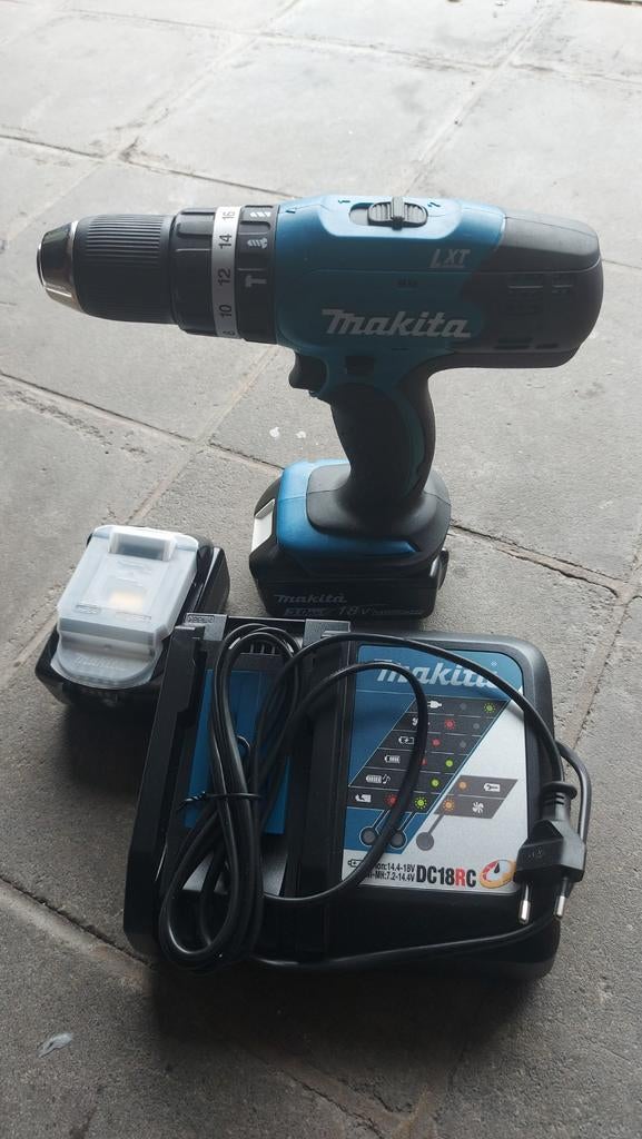 Makita gloednieuwe, nooit gebruikte oplader met 2 batterijen