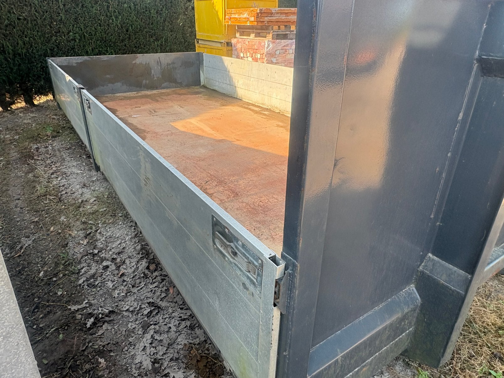 Laadbak met sponnen op containerslede, Enlèvement