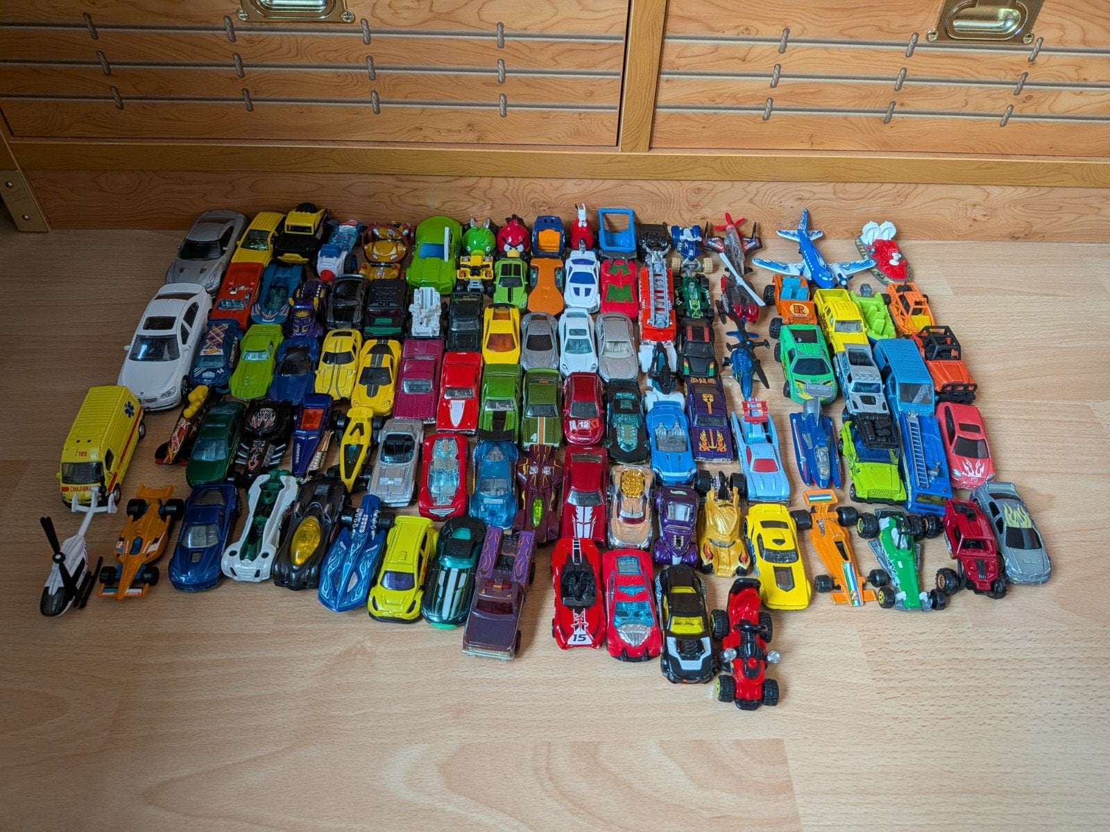 97 auto's: 75 Hot wheels 11 Matchbox 10 overige, Ophalen of Verzenden, Auto