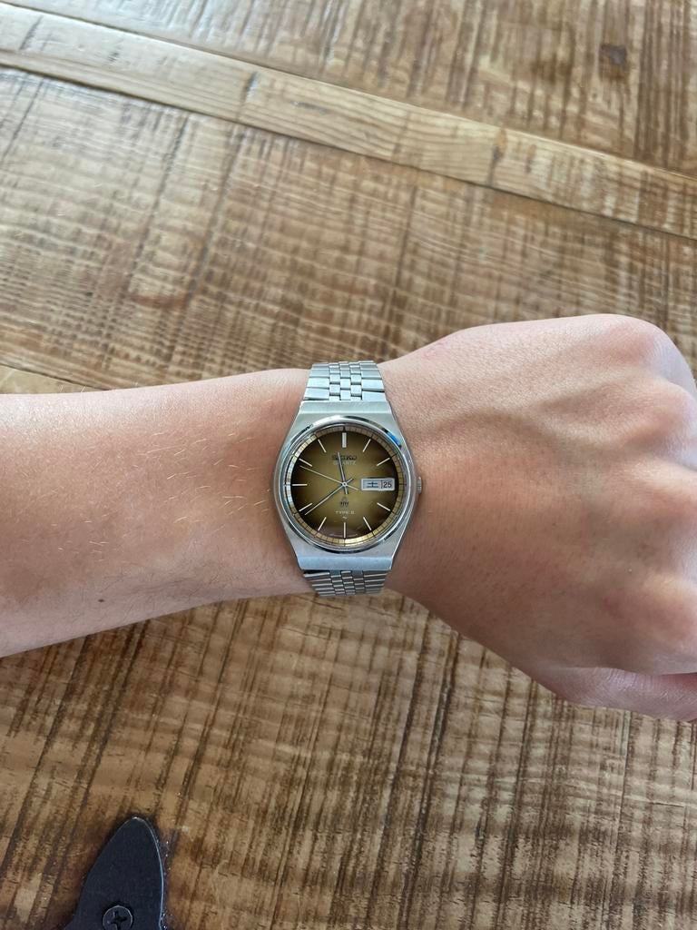 Quartz Seiko Type II Vintage (1978) — Beau cadran fumé, Bijoux, Sacs & Beauté, Montres | Anciennes | Antiquités, Enlèvement ou Envoi