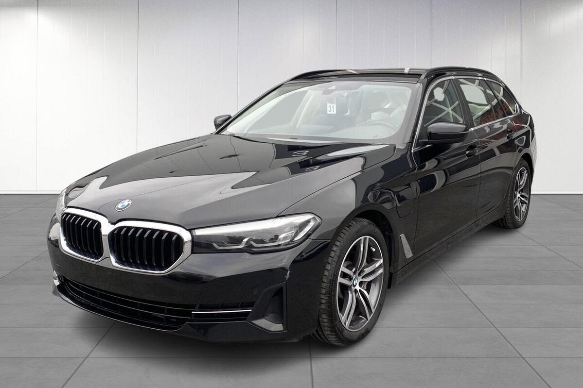 BMW 530 BMW 5-serie 2.0 530e xDrive Touring, 1998 cc, 0 min, 0 kg, Zwart