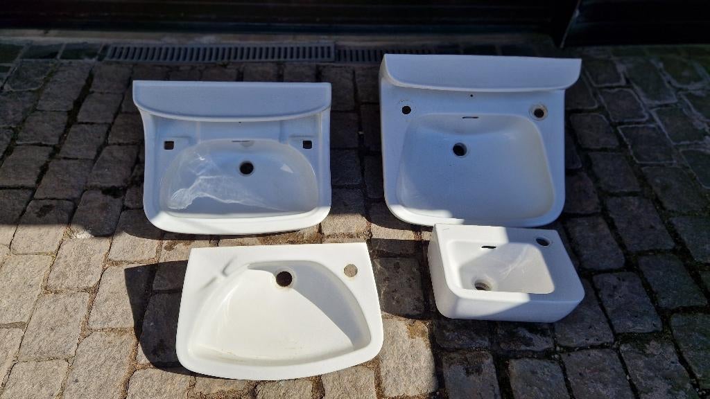 GRATIS: 2 vintage wasbakken + 2 nieuwere (klein model), Doe-het-zelf en Bouw, Sanitair, Ophalen, Gebruikt, Steen, Wastafel