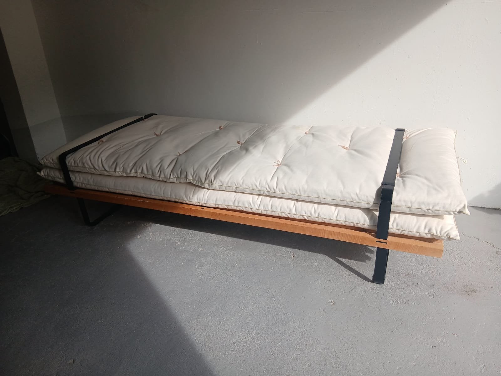 Dubbel ‘dagbed’ met futon. ‘bonnesoeurs’, Huis en Inrichting, Slaapkamer | Slaapbanken, Ophalen, Zo goed als nieuw, Tweepersoons